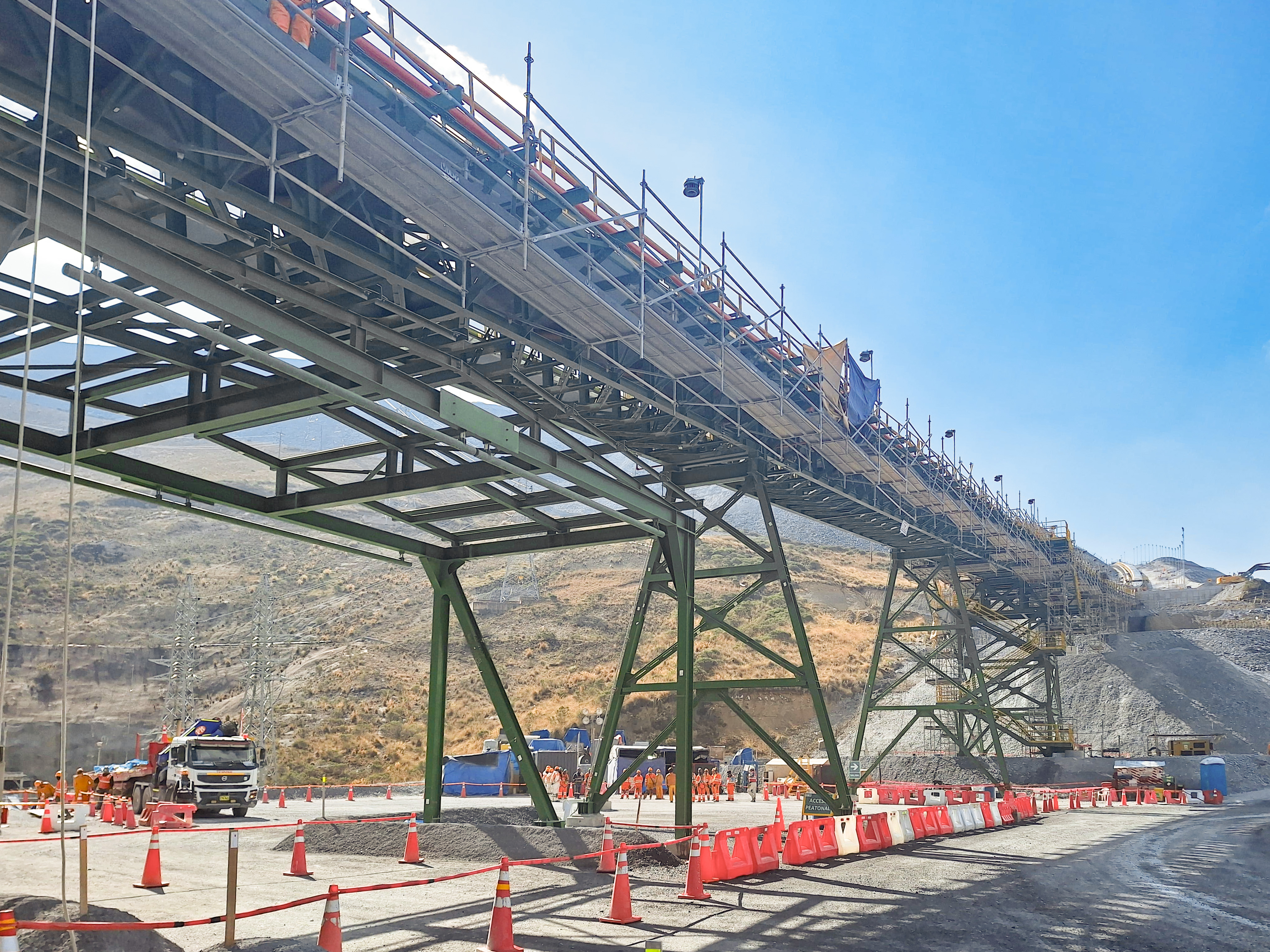 En el dinámico y exigente sector de la construcción en minería, ULMA ha demostrado ser un socio clave, brindando soluciones innovadoras y seguras que cumplen con los más altos estándares de calidad. Su participación en proyectos de gran envergadura, como la Ampliación de Antamina, resalta su compromiso con el desarrollo de la industria minera en el Perú, ofreciendo productos que no solo cumplen con las exigencias técnicas, sino que también garantizan la seguridad y eficiencia en cada etapa del proyecto.