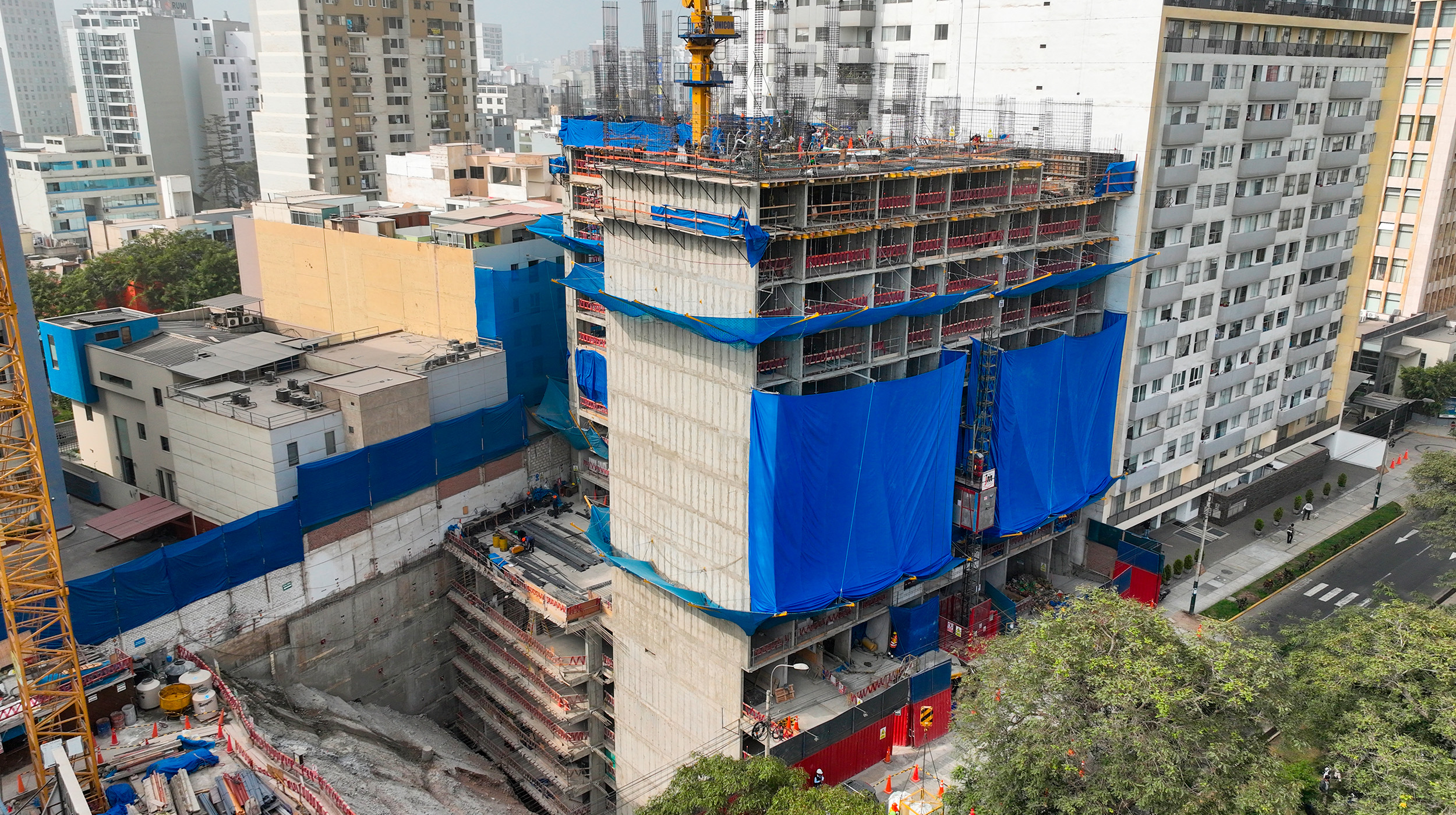 ULMA participa en la construcción un moderno edificio multifamiliar.