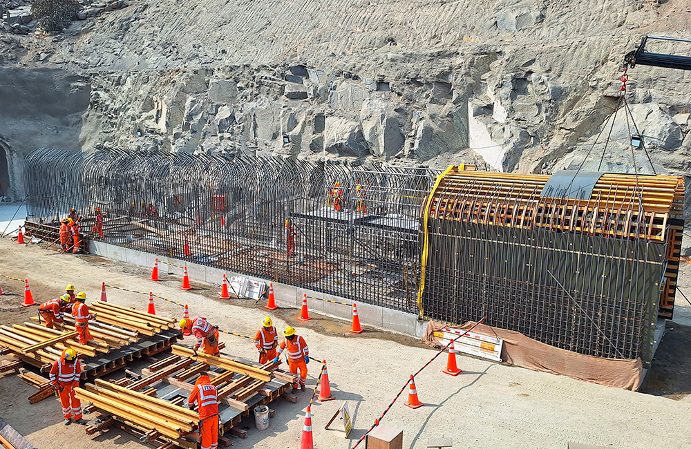 El proyecto beneficiará a miles de residentes del distrito del Provernir en Trujillo y alrededores, brindando una solución duradera frente a posibles desbordes e inundaciones. Para la construcción de este túnel, el Consorcio Besalco-Stracon ha asignado la ejecución del falso túnel al equipo de Mas Errázuriz del Perú, el cual ha confiado en ULMA para el suministro de la solución de encofrados y andamios.