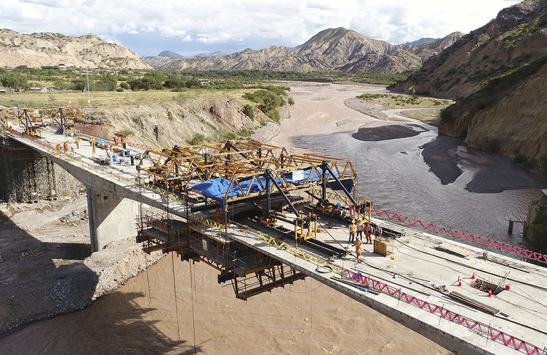 ULMA liderando en la construcción de puentes con carros  CVS en Perú.