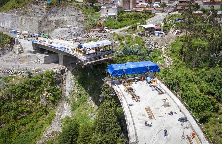 ULMA liderando en la construcción de puentes con carros  CVS en Perú.