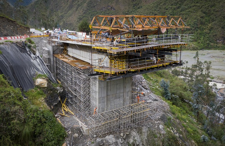 ULMA liderando en la construcción de puentes con carros  CVS en Perú.