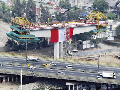 ULMA liderando en la construcción de puentes con carros  CVS en Perú.