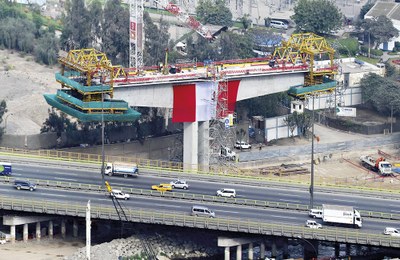 ULMA liderando en la construcción de puentes con carros  CVS en Perú.